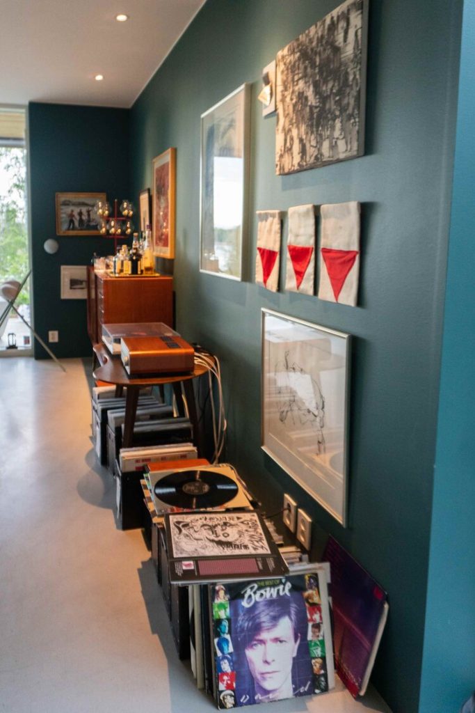 Vinylspelare och honesty bar.